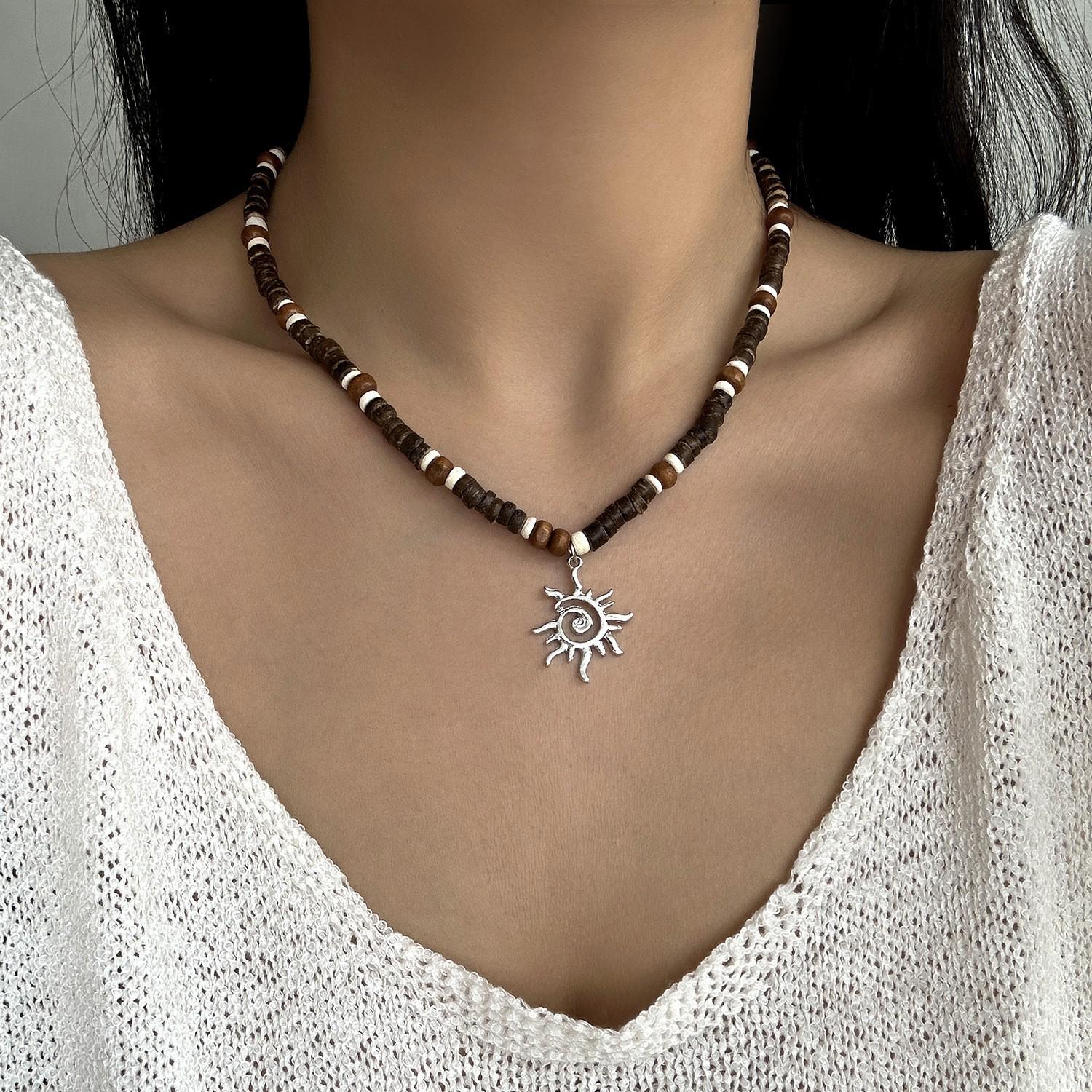 

Ретро Европейско-Американский Кулон-Солнце на Ожерелье с Кокосовой Скорлупой и Сплавной Цепочкой