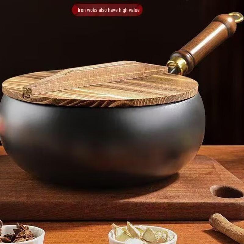 Вок из кованого чугуна с деревянной крышкой