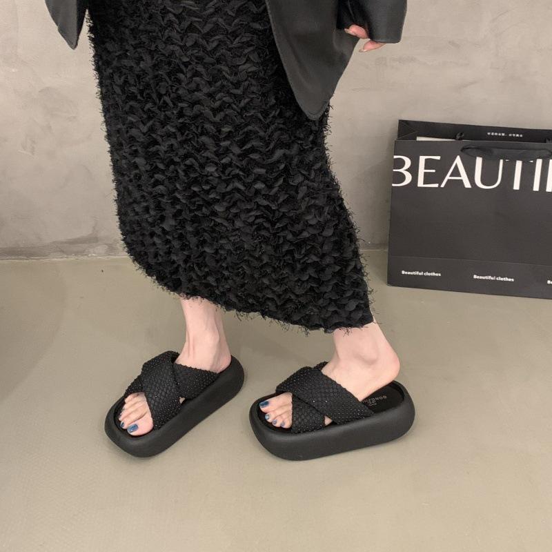 

Comfortable thick-bottomed cool slippers for women to wear 2025 summer new fashionable rhinestone muffin bottom beach one-word slippers 35 чёрный