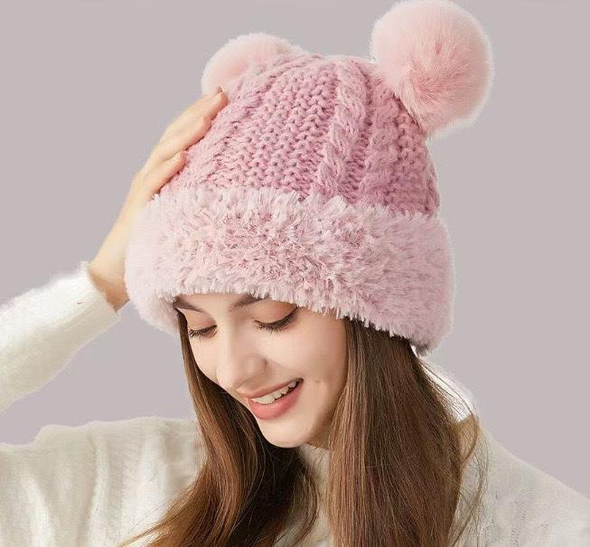 Niedliche Damen Wintermütze mit Bommel aus Wolle, Plüschrand und Ohrenschutz