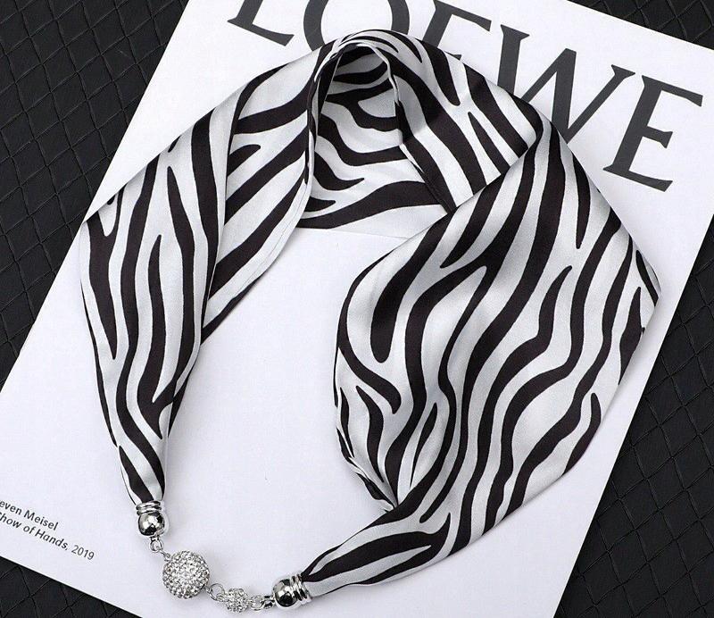 Women' printed scarf with magnetic fastening