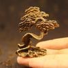 1Pc Brass Welcoming Pine Tree Tea Pet Ornaments Creative Copper Handmade Green Pine Hand Playing Crafts Wealthy Mini Desk Decors