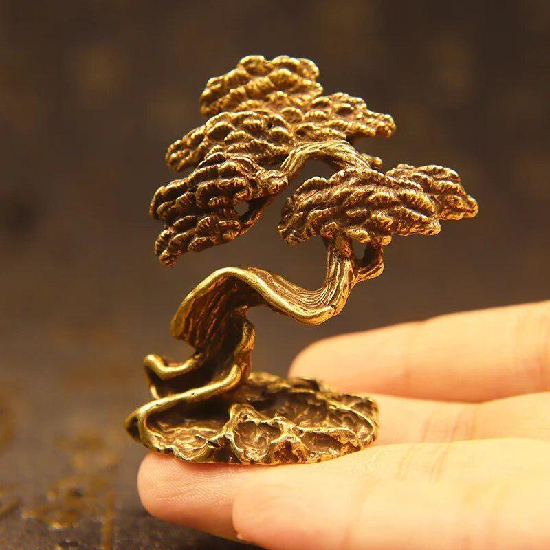 1Pc Brass Welcoming Pine Tree Tea Pet Ornaments Creative Copper Handmade Green Pine Hand Playing Crafts Wealthy Mini Desk Decors