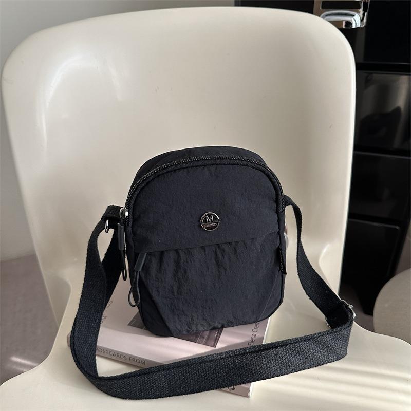 New Commuter Women's Shoulder Bag Crossbody Mobile Phone Bag Women's Simple, Light and Casual Versatile Vertical Small Square Bag Casual