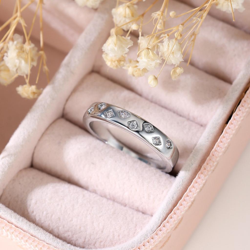 Simple, Smooth, Silver-colored Ring with Diamond Accents Niche, Lightweight Luxury Diamond Ring Versatile Accessories for Couples