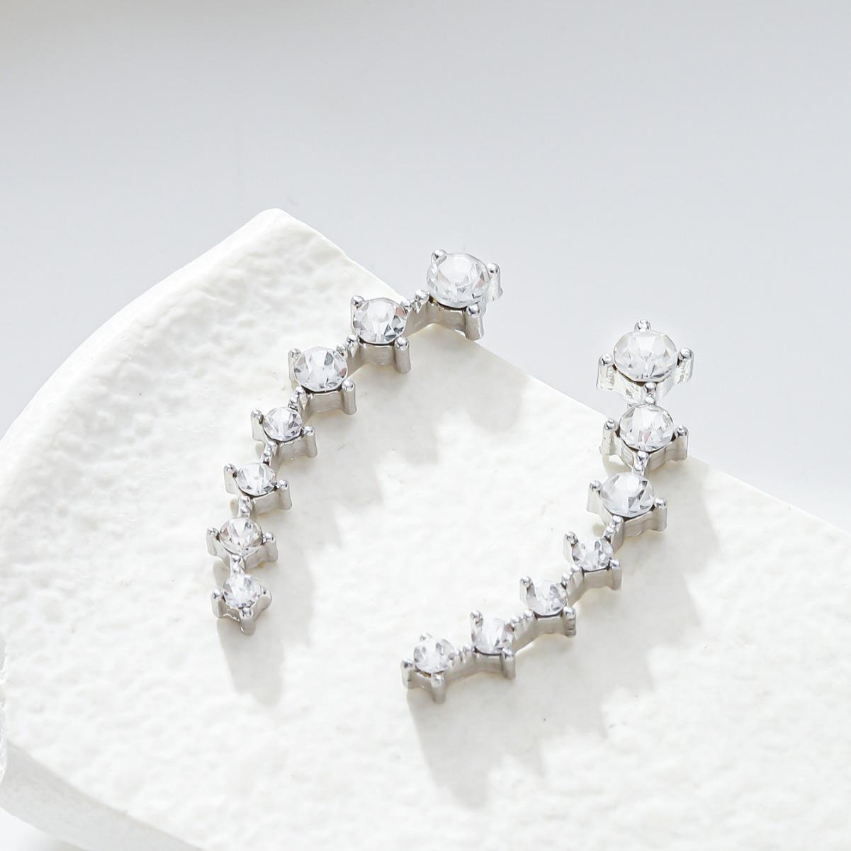 

Factory fashionable curved zircon earrings, niche design sense, inlaid zircon full diamond stud earrings, light luxury and versatile earclips.