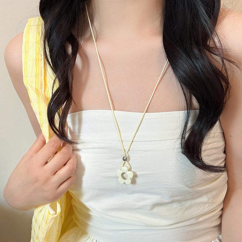 Dopamine Color Flower Love Necklace Summer Small Fresh Long Collarbone Chain Holiday Sweet Girl Heart Necklace