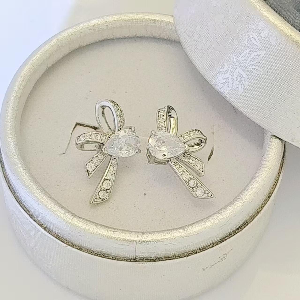 

Серьги-пусеты в виде капли воды, серьги-пусеты с имитацией банта из циркона, женские нишевые дизайнерские серьги из высококачественного циркона Copper gold plated