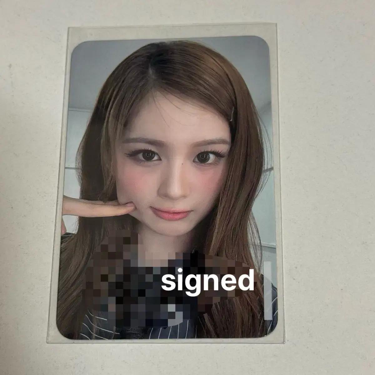 

NMIXX Sol Yun Mamute Mochi Peace Winner Signed Poka Photo Card