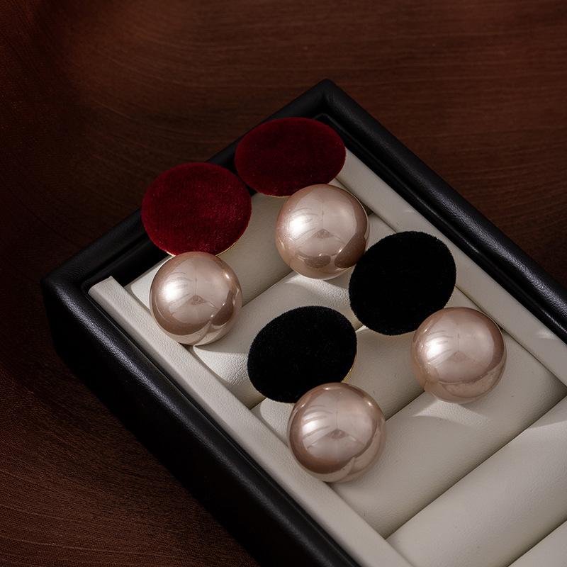 Premium Champagne Pearl Stud Earrings Women'S Niche Retro Personalized Flocking Earrings Simple And Versatile Temperament Fashion Earrings