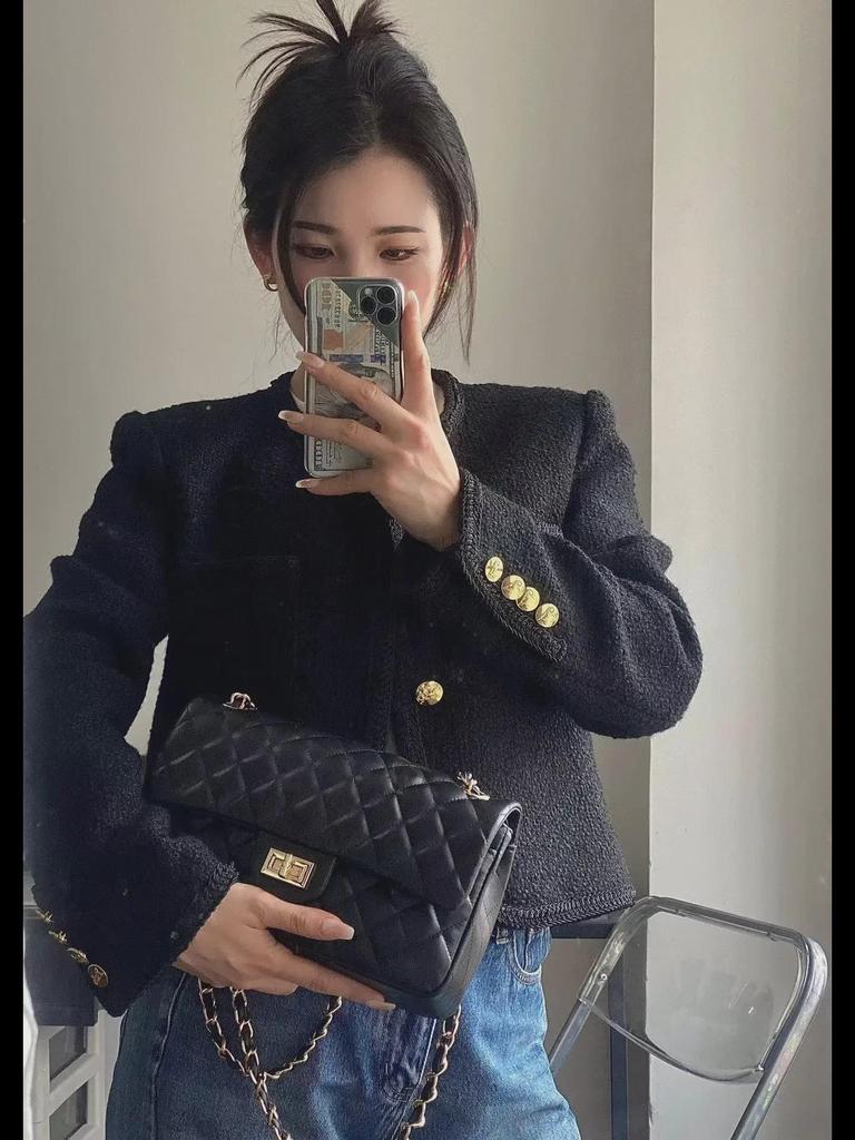 2023 Xiaoxiang Hand- und Schulter-Umhängetasche – Echtes Rindsleder mit Schaffell-Imitation, verschleißfest, goldene Schnalle, silberne Details.