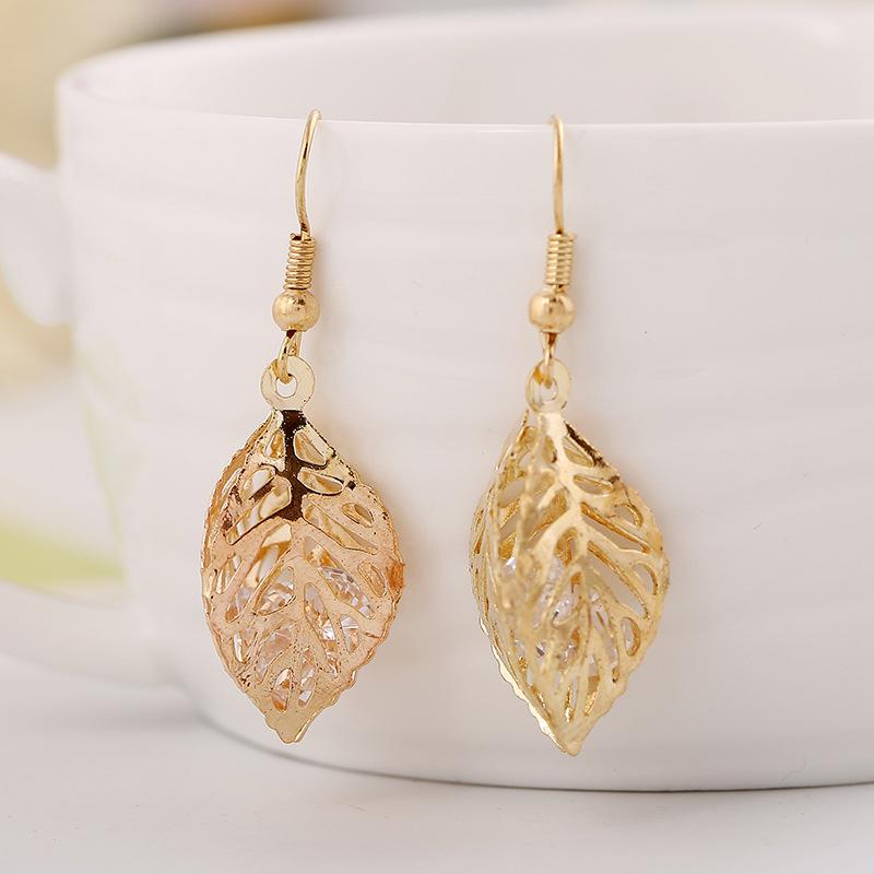 Red Gem Maple Leaf Stud Earrings for Women2023 New Fashion Light Luxury Earrings Retro Simple Crystal Earrings Jewelry Gift