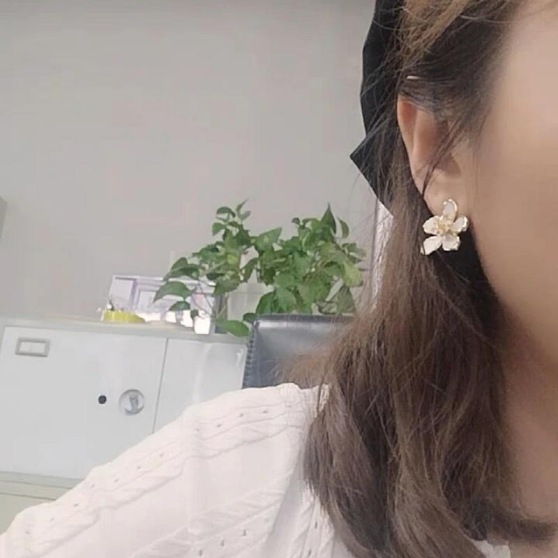 2024 New Korea Jewelry Exaggerated White Acrylic Zircon Flower Earrings Elegant Women Design Fashion Wedding Party Accessories