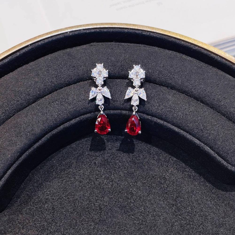 Elegante Rote Edelstein-Hängeohrringe für Damen Klassisches Blumen-Design Leichter Luxus Brautschmuck