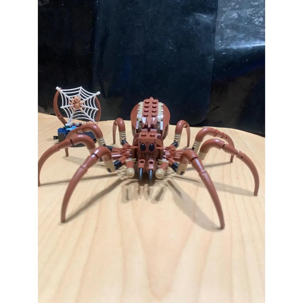 

195 деталей Біологічні у Забороненому лісі - Набір з павуками - Фігурки магічних істот - 2 мініфігурки персонажів Подарунок 76434