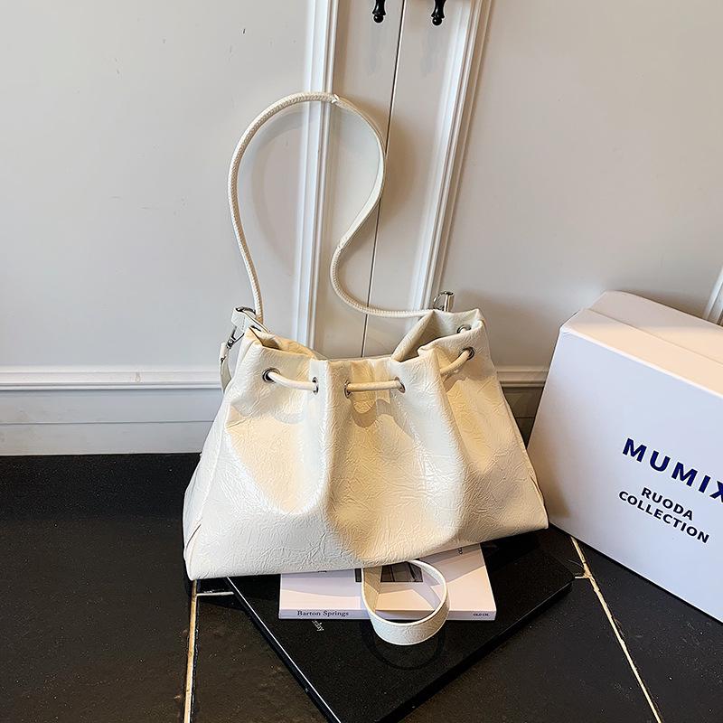 

Bags Women s New Large Capacity Daily Commuter Versatile Messenger Bags Soft Leather Relaxation Bucket Bags белый