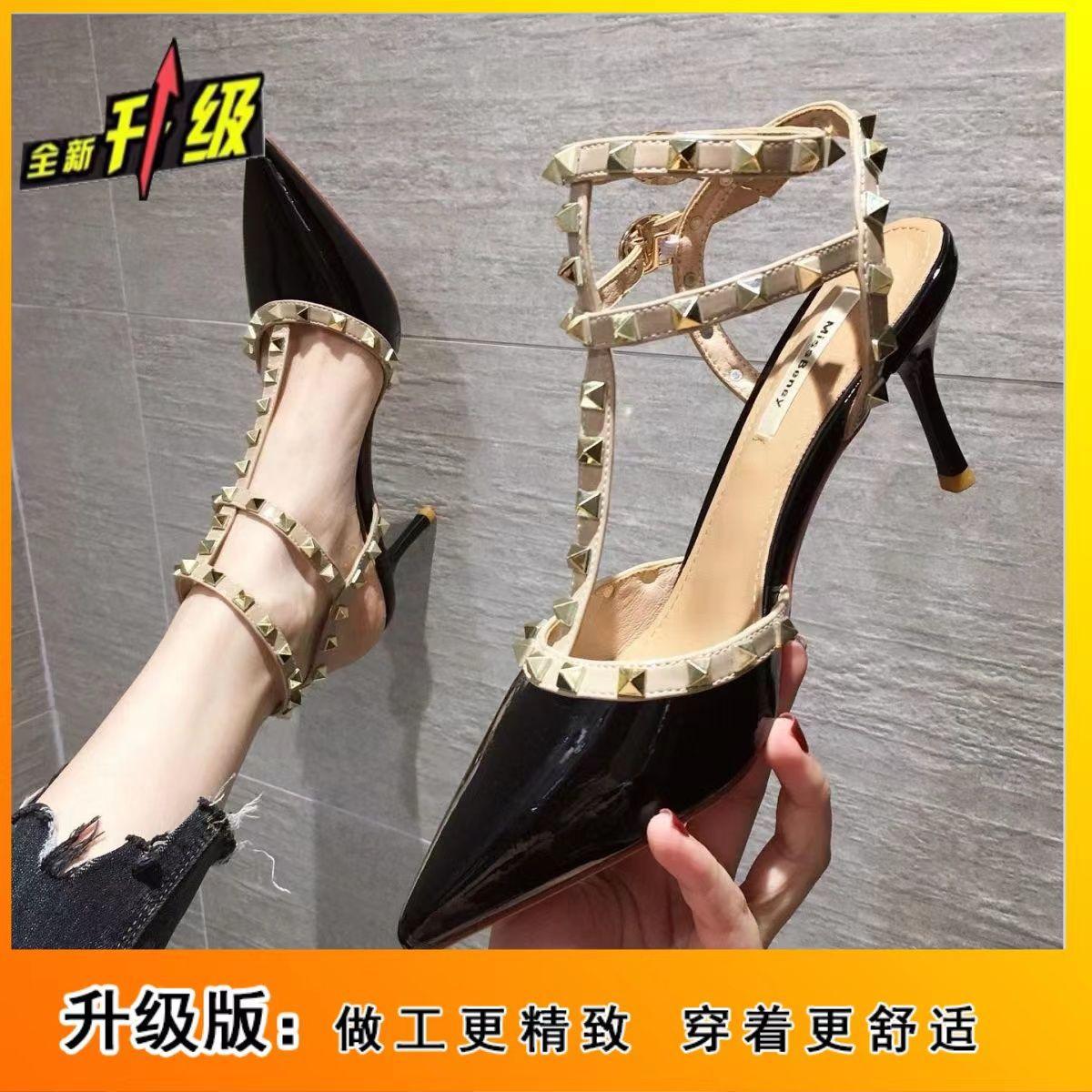 

Чистое желание потолок тонкий каблук 2025 весна новинка острый носок пряжка-одно слово заклепки лакированная кожа европейские и корейские туфли на высоком каблуке сумка голова сандалии 39