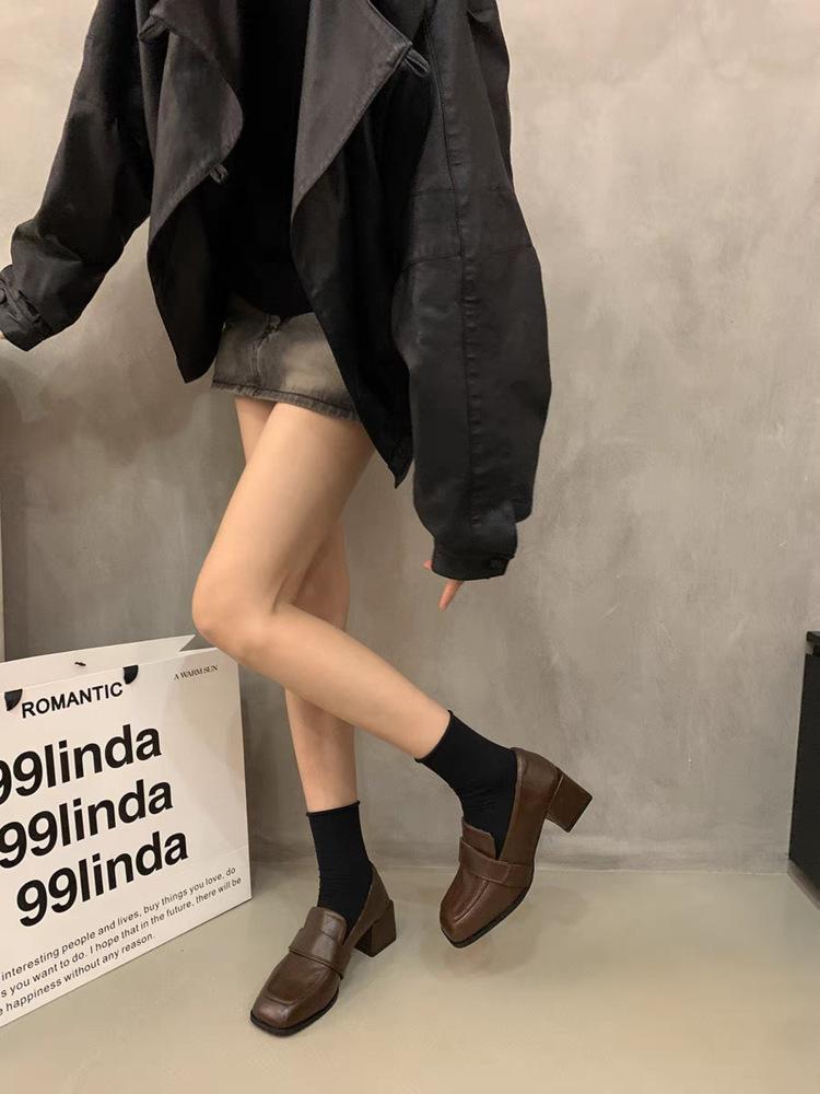 

British retro single shoes small leather shoes thick heel square head loafers autumn and winter new one-pedal women s shoes black shoes 39