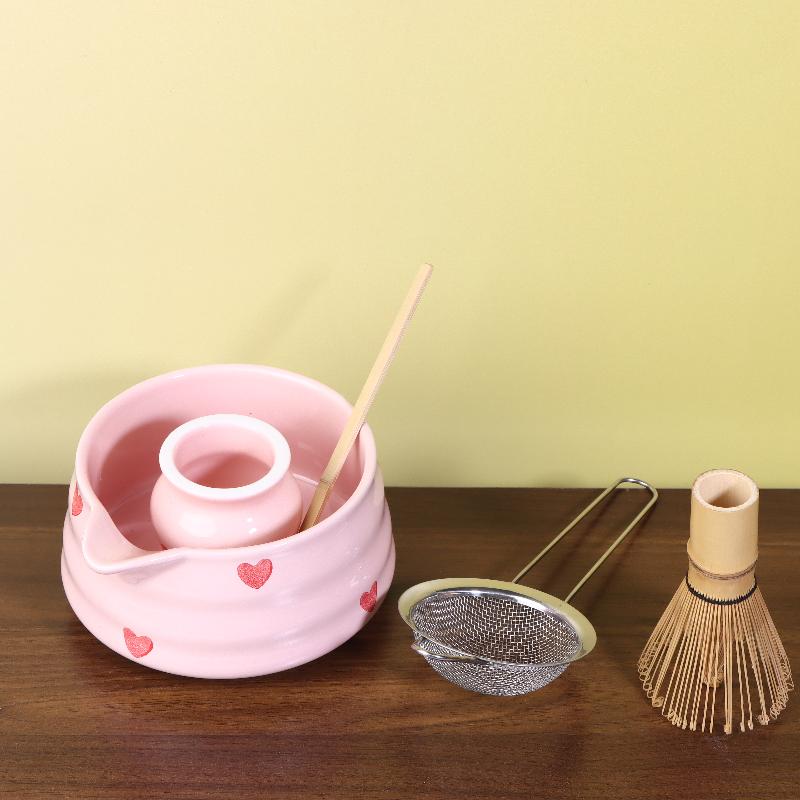 Set Matcha in Ceramica con Decalcomania a Cuore 2/4/5 Pezzi, Carino Set Matcha Include Ciotola Matcha, Frusta Matcha e Supporto, Cucchiaio di Bambù, Setaccio
