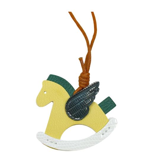 Väskhänge Miljövänlig Gunghästnyckelring i konstläder med repsnodd Vingdesign Väskor Biltillbehör