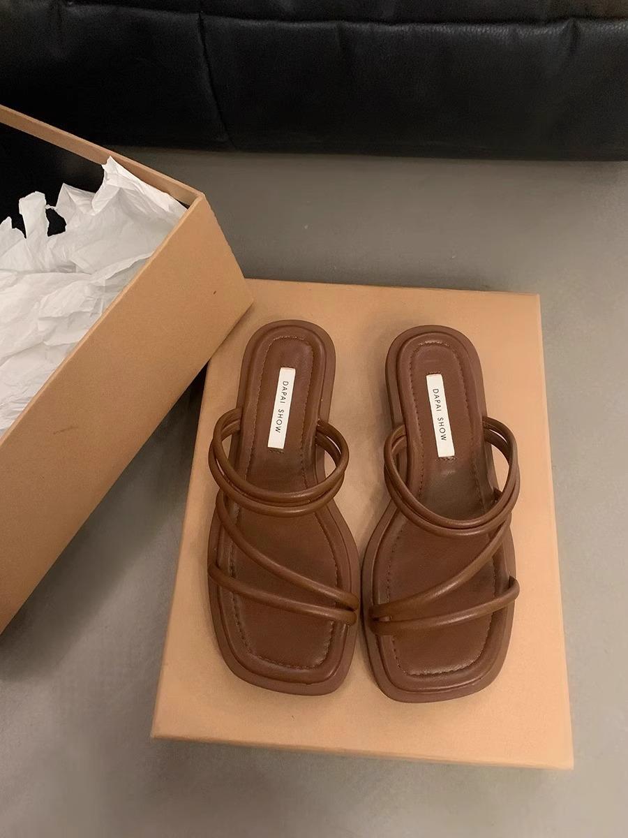 

Two wearing French evening sandals female 2025 new Korean version thin belt fairy gentle thick heel slippers summer wear 40 коричневый