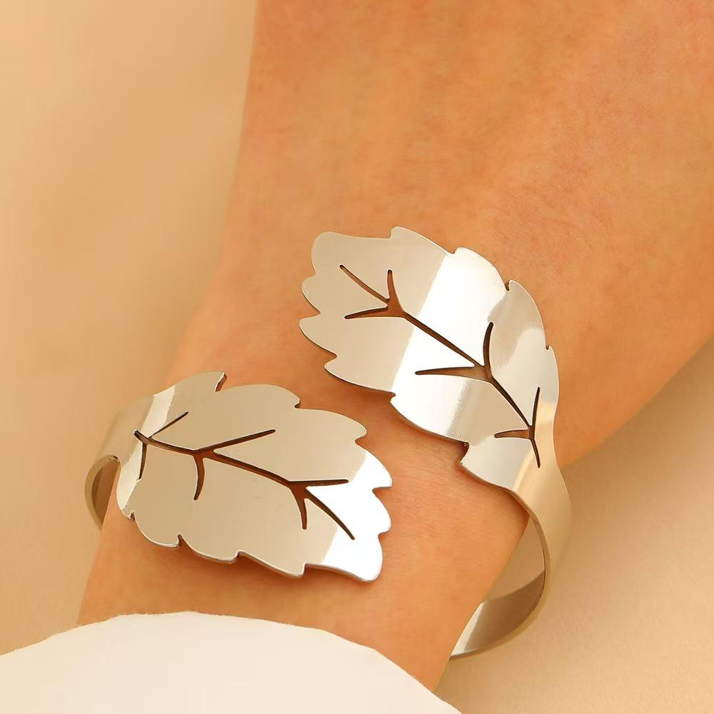 

Набір з 2 предметів: креативний металевий ажурний браслет-бенгл з листям та кільце для жінок