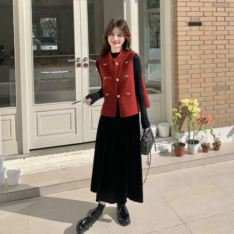 

In Stock: Highly Recommended Success on Horseback Embroidered Wool Vest Extra Large червоний