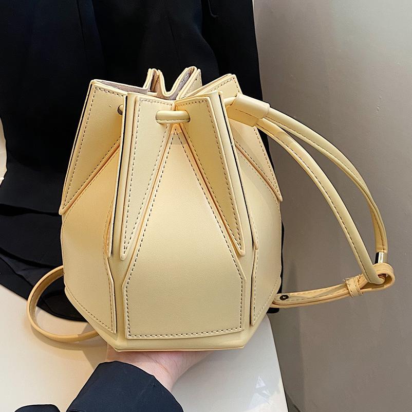 This year's popular niche folding bag women's 2025 summer new versatile messenger bag high-end portable bucket bag