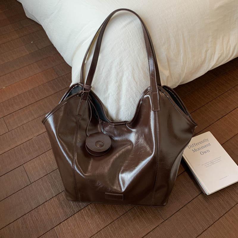 

Lazy wind large capacity tote bag 2025 autumn new commuter foreign style underarm bag retro style solid color shoulder bag