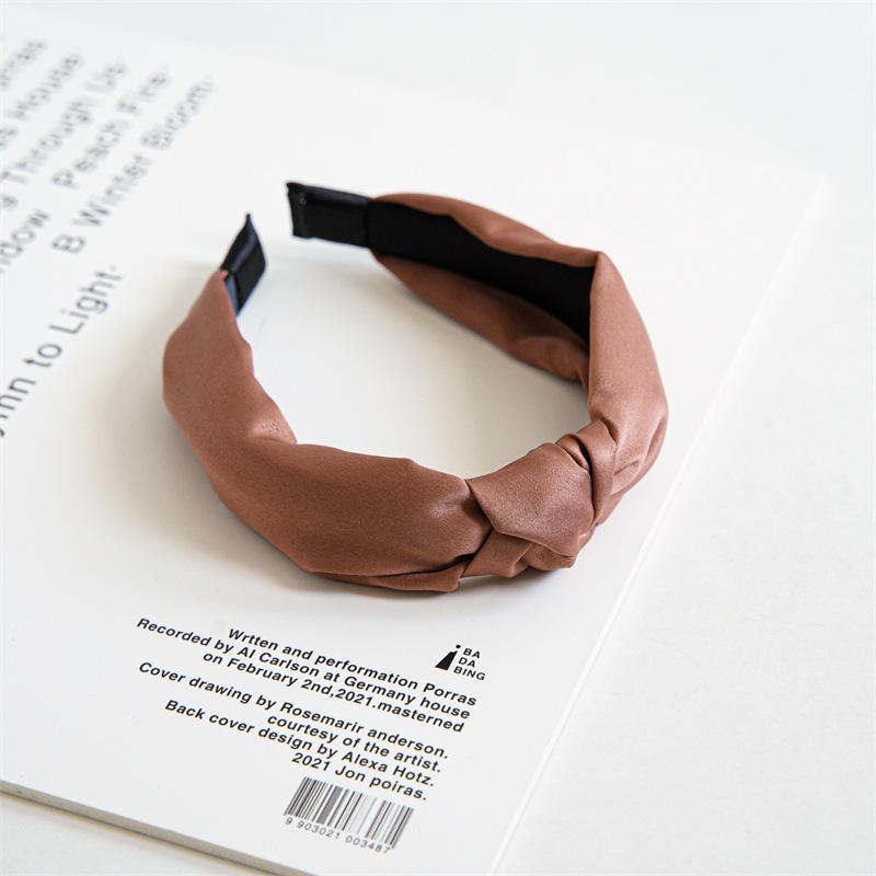 

Retro Satin Hairband for Women - Hair Accessory with A Knot and A Pressed Hairstyle - Headband for Hair Clips, Simple Design кавовий