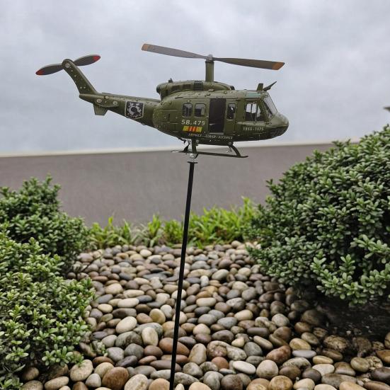 Patriotischer Windrad, Hubschrauber-Windmühlen-Spieß mit drehendem Propeller, 2D Metall-Flugzeug-Skulpturen-Dekoration für Garten, Terrasse, Rasen
