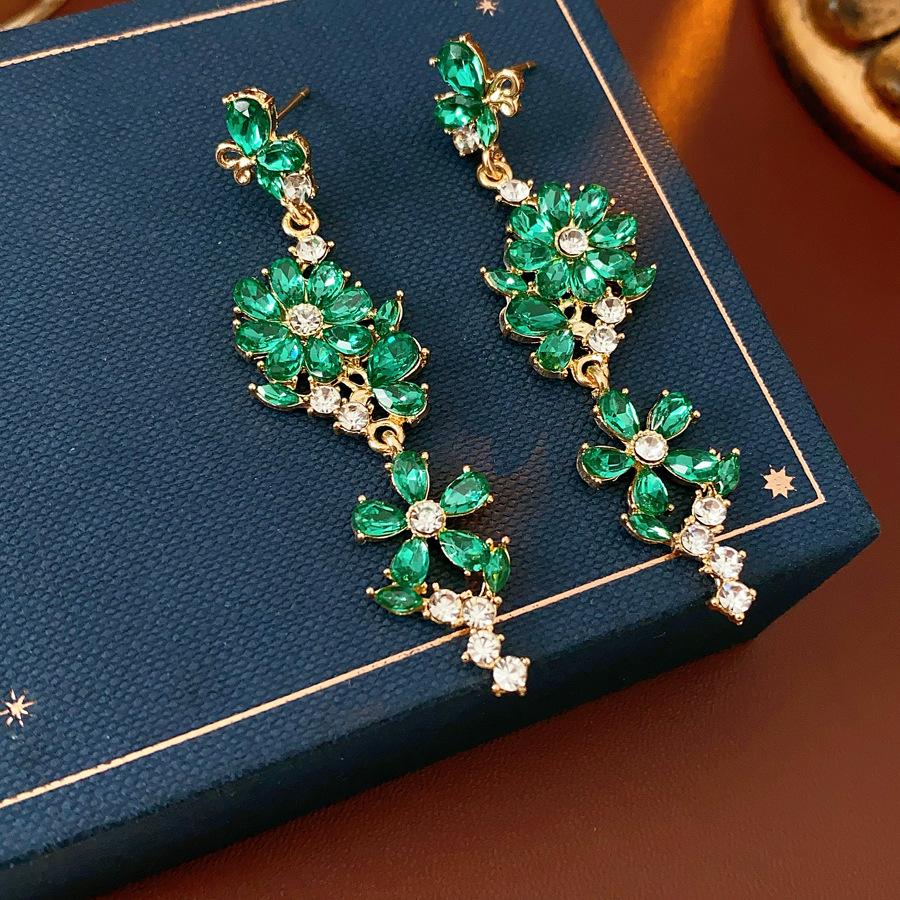 

Серьги-кисточки с цветочным узором из страз для женщин Простые серьги-капли в стиле легкой роскоши 2025 Новая мода Минималистичный свадебный циркон