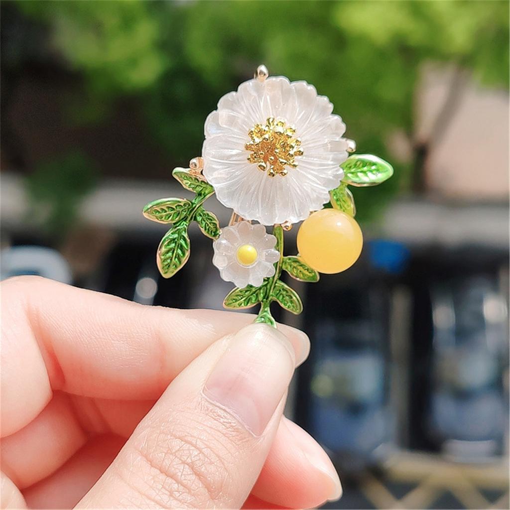 Elegant Daisy Flower Brooch for Women Green Leaf Sunflower Lapel Pin Accessory Jewelry for Jackets Backpack Scarf Hats
