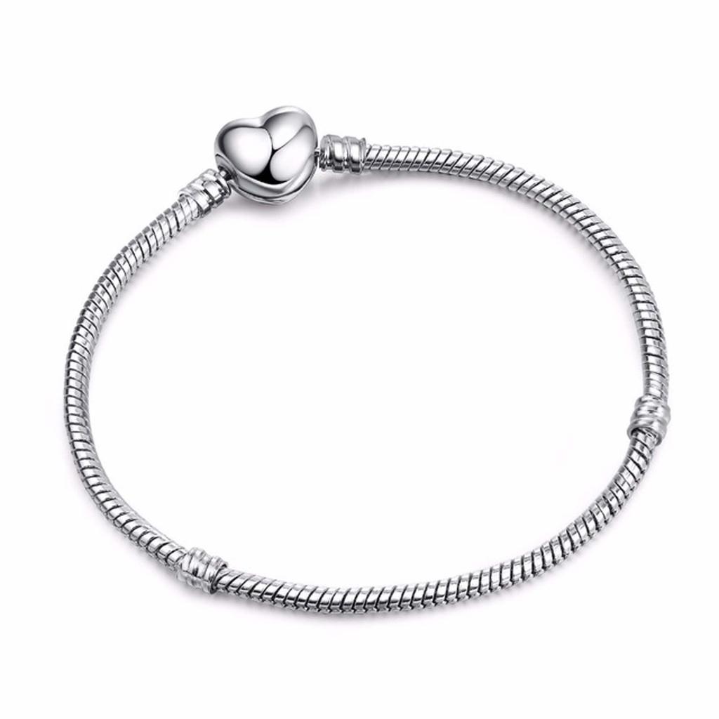 Eenvoudig zelf te maken slangenkettingarmband met Europese bedeltjes, een modieuze sieradenstijl voor dames, zoals die van Mary Poppins.