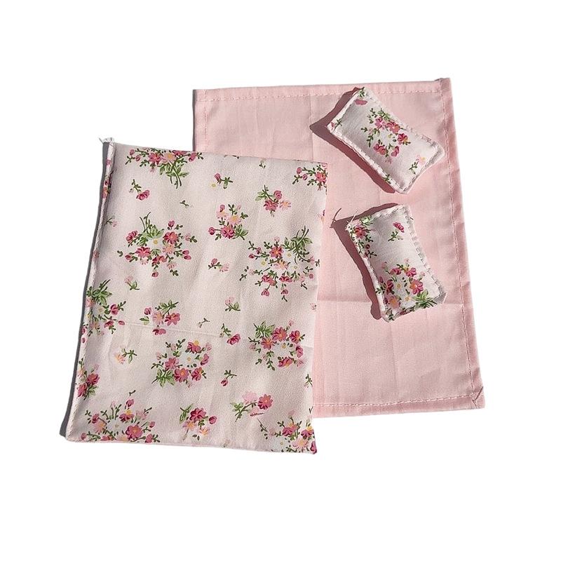 

1/12 Кукольный домик Миниатюрная кровать Набор из четырех предметов Простыня Одеяло Подушка Пододеяльник Постельный набор Декор кукольной спальни Игрушка розовый