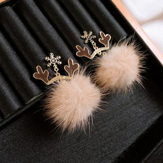 

Silver Needle Diamond Snowflake Earrings: Light Luxury High-End Studs for Women - Fashionable and Unique Design