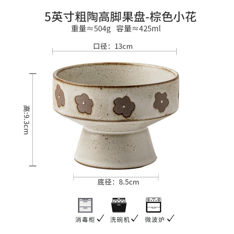 

Это особенно красиво. Фруктовая тарелка — это ретро, ручная работа, грубая керамика, а тарелка на высокой ножке окружена печью для приготовления чая и закусок.