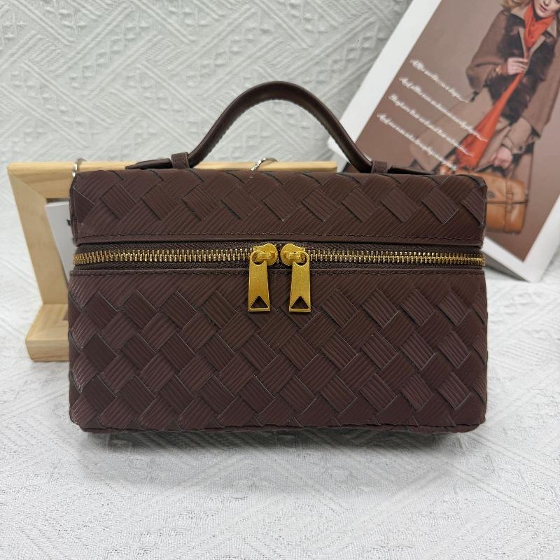 The New Lunch Box Bag Features a Niche Design, Purely Handmade Woven Design, High-end Crossbody Lightweight Makeup Bag