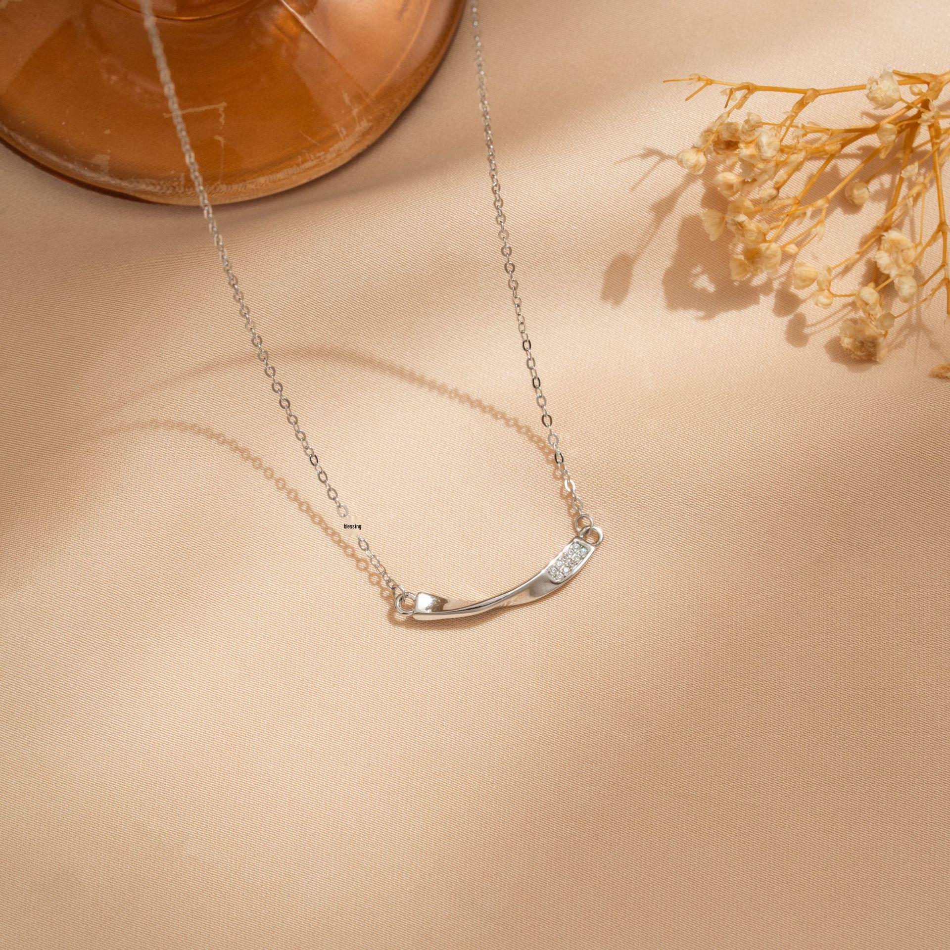 

Three-Dimensional S925 Sterling Silver Smile Necklace with High-End Zircon, Radiating Simple Luxury and Versatile Niche Design. платиновий
