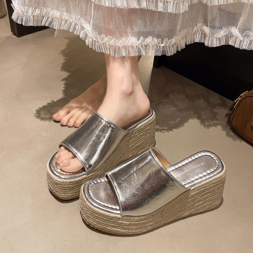 2025 Summer Slope Heel Platform Open-toed Slippers Korean Version Beach Shoes Retro Roman Shoes Fashion European and American One-word Slippers