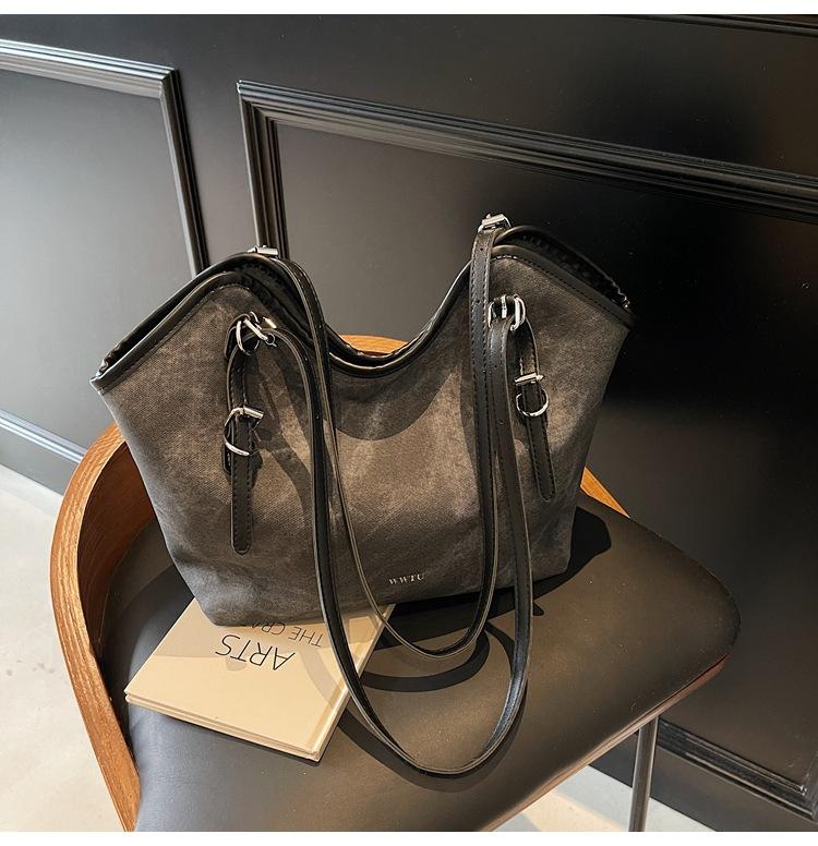 

Large capacity underarm bag women s new fashion retro shoulder bag niche versatile commuter tote bag чёрный