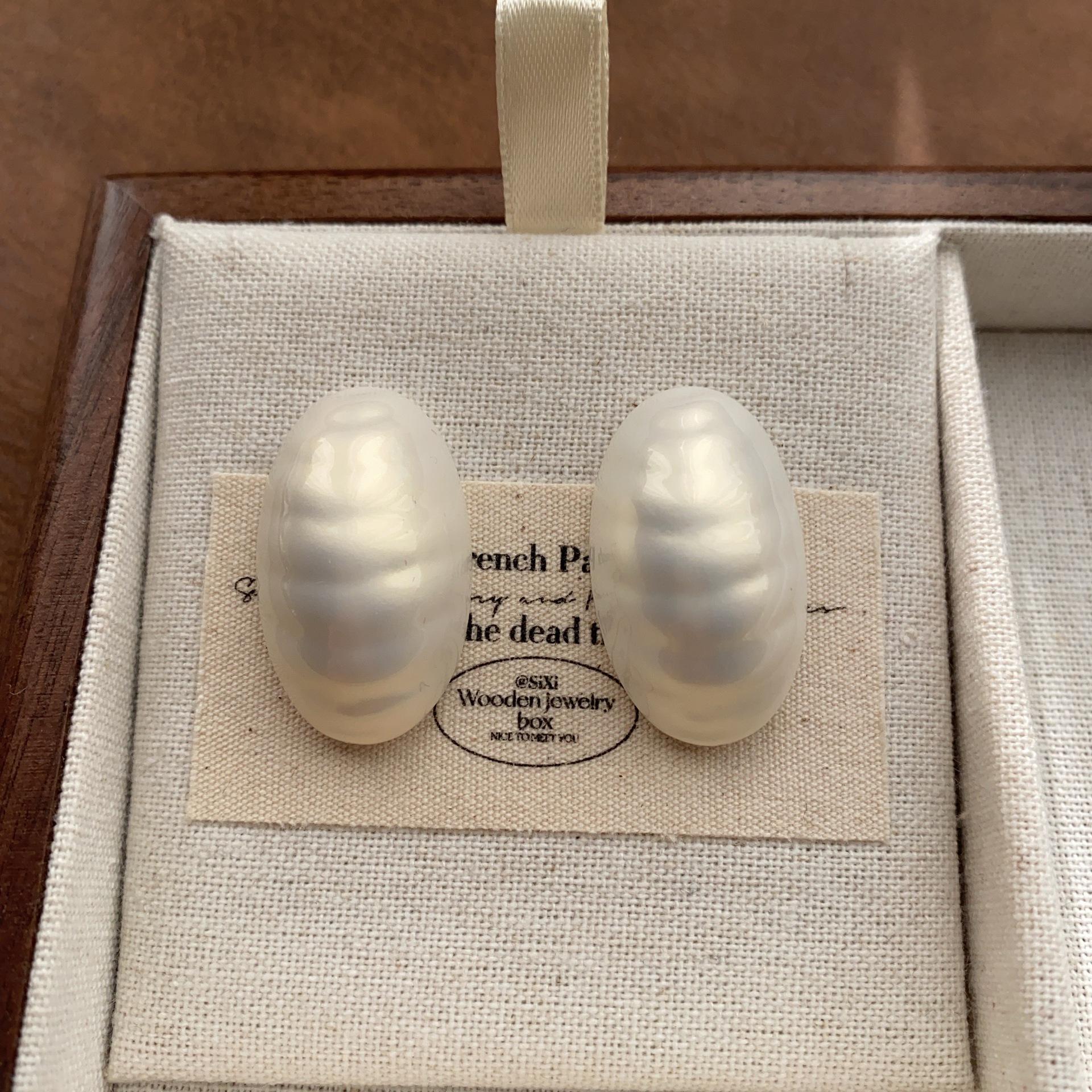 

Irregular pearl stud earrings natural elegance fashion niche design light luxury high sense versatile commuter earrings