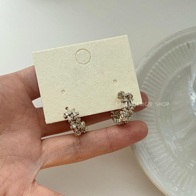 

Korean Style Gold Iris Zircon Ear Cuff Earrings - Elegant and Versatile Fashion Accessories for Women