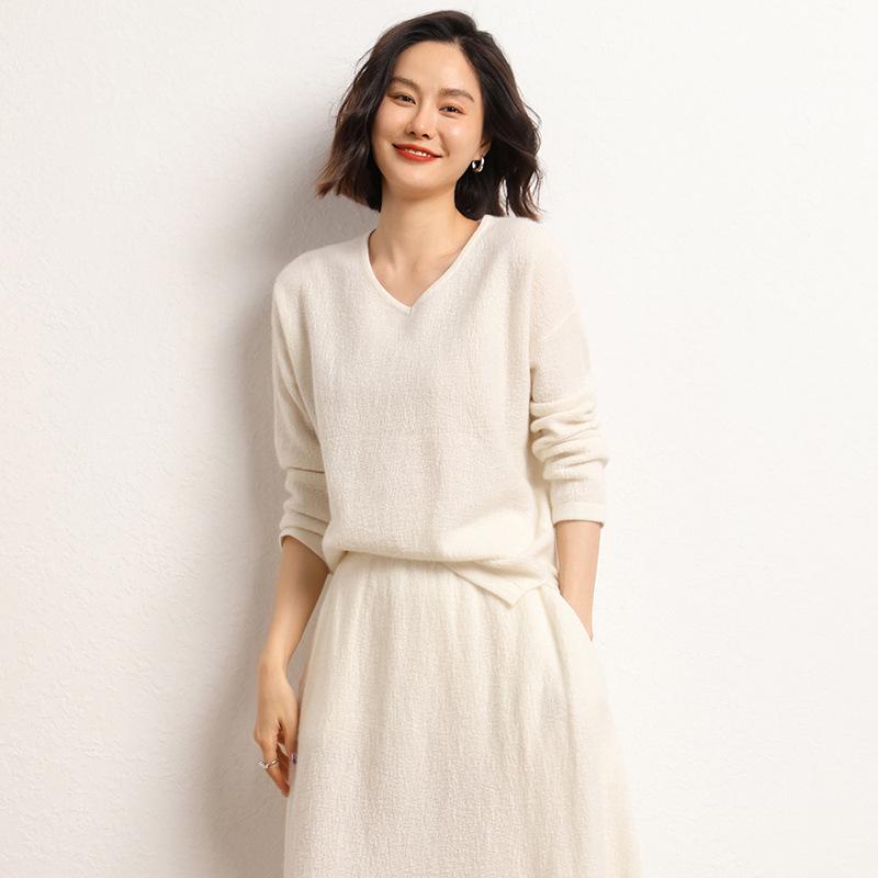 Korean Style Women's V-Neck Cashmere Pullover Sweater, 2023 New Loose Fit, Slimming & Flaw-Hiding Solid Color Knitwear