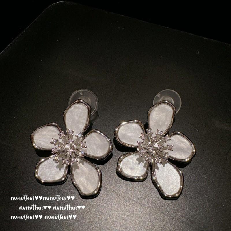 Elegant Butterfly Drop Earrings With Iridescent Mother-of-Pearl Cubic Zirconia 18K Gold Plated Vintage Chic Women