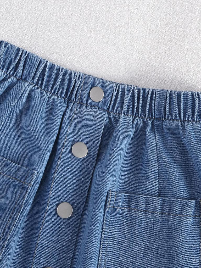 Zweiteiliges Set für Mädchen: Einfache und stilvolle rosa Weste mit Rüschenärmeln und FaltenDetails sowie ein modischer Jeansrock zum Knöpfen.