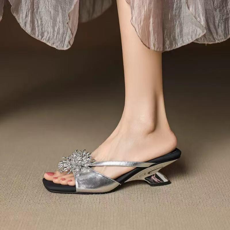 Fashion Fashionable Outerwear Wedge Heel Women's Slippers in A Straight Line, Retro Silver Open-toe Rhinestone High-heeled Sandals