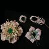 Elegante Blumenbrosche mit Zirkonia-Steinen, 18 Karat vergoldet, im Vintage-Gartenstil, Anstecknadel für Damen