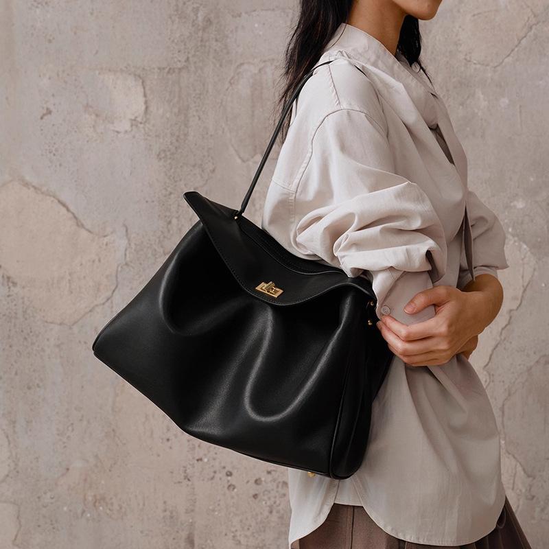 Large capacity tote bag women's first layer cowhide soft surface commuter armpit bag high-end leather portable shoulder messenger bag