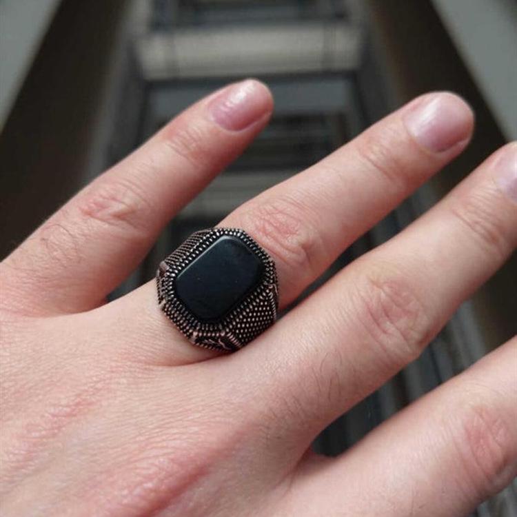 Men's Trendy Retro Black Gemstone Ring with Metal Inlay